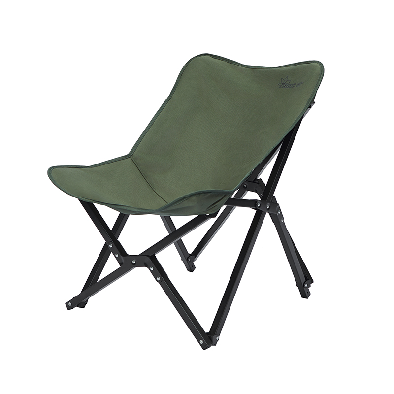 Que considerações de segurança devem ser levadas em conta ao usar cadeiras de camping, especialmente em terrenos irregulares?